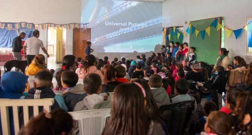 En vacaciones, los chicos tambi&eacute;n pueden disfrutar de cine gratuito en los barrios