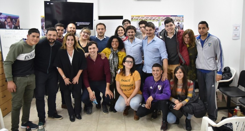 Abella se reuni&oacute; con j&oacute;venes de Juntos por el Cambio