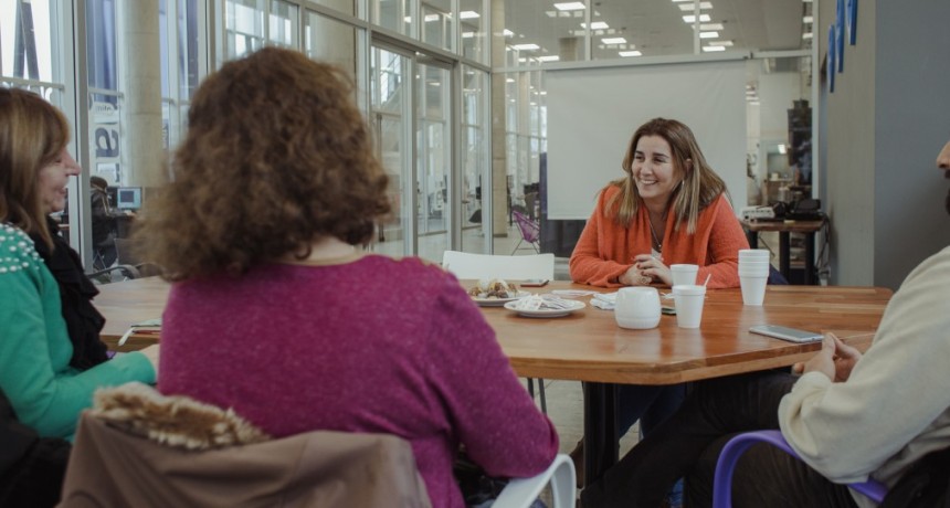 Schvartz se reuni&oacute; con integrantes de la sociedad de artistas visuales 