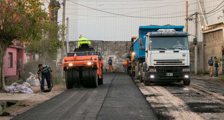El intendente Abella lanzó un histórico plan de asfalto que llegará a más de una docena de barrios de la ciudad 