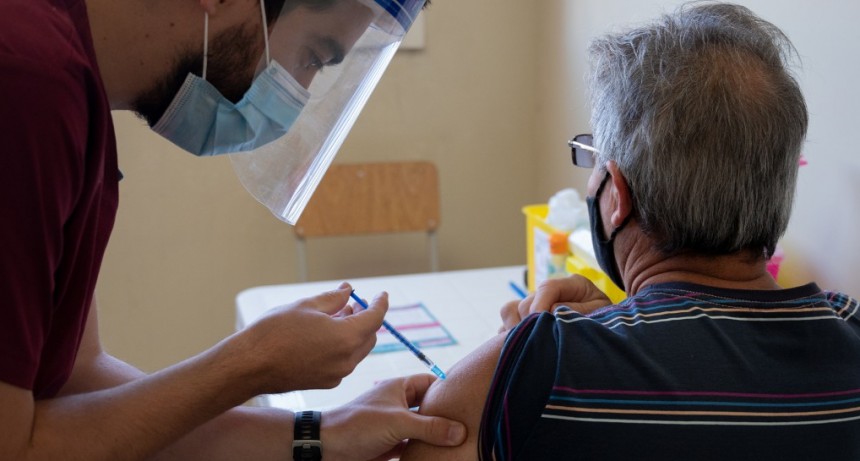 ARGENTINA VACUNARÁ CONTRA LA COVID-19 A ADOLESCENTES DE 12 A 17 AÑOS CON FACTORES DE RIESGO  