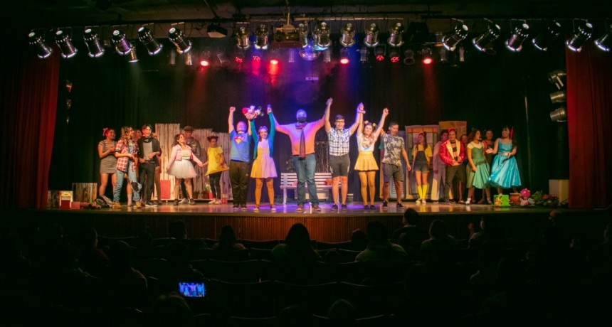 Con la obra “Juguemos a jugar”, volvió el teatro gratuito al Pedro Barbero