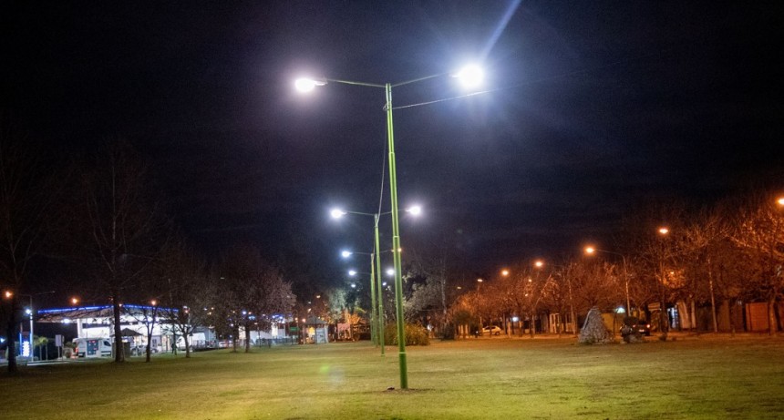 El Municipio avanza con la colocación de nuevas luminarias en los barrios Siderca Verde y Azul