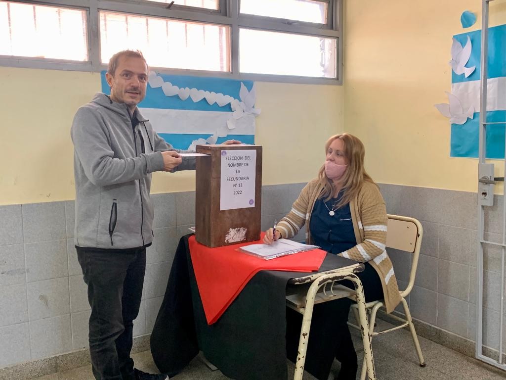   Abella participó de la votación del nombre de la Escuela Secundaria del barrio San Felipe 