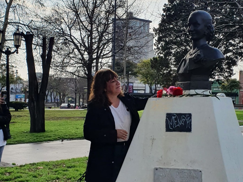 El Frente de Todos colocó 70 flores en homenaje a Evita