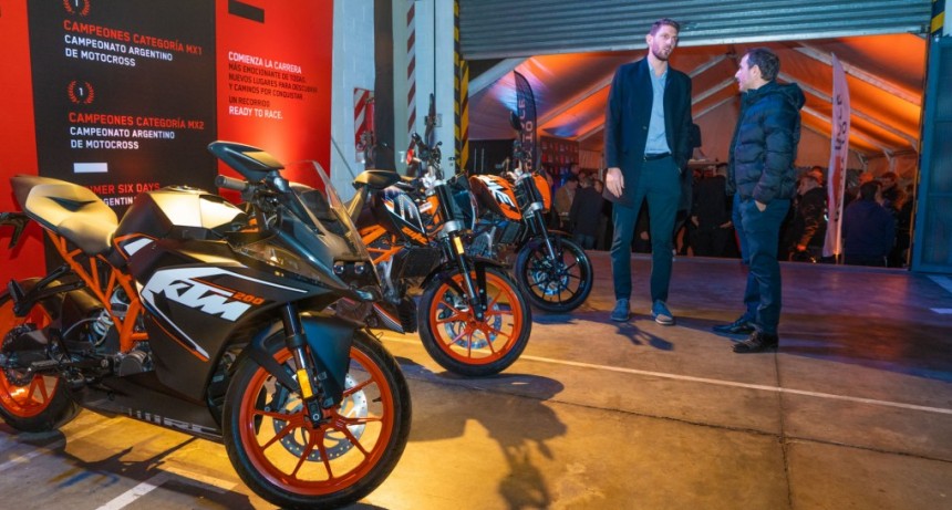 El Intendente y Elisa Abella acompañaron el 10º aniversario de KTM en el país