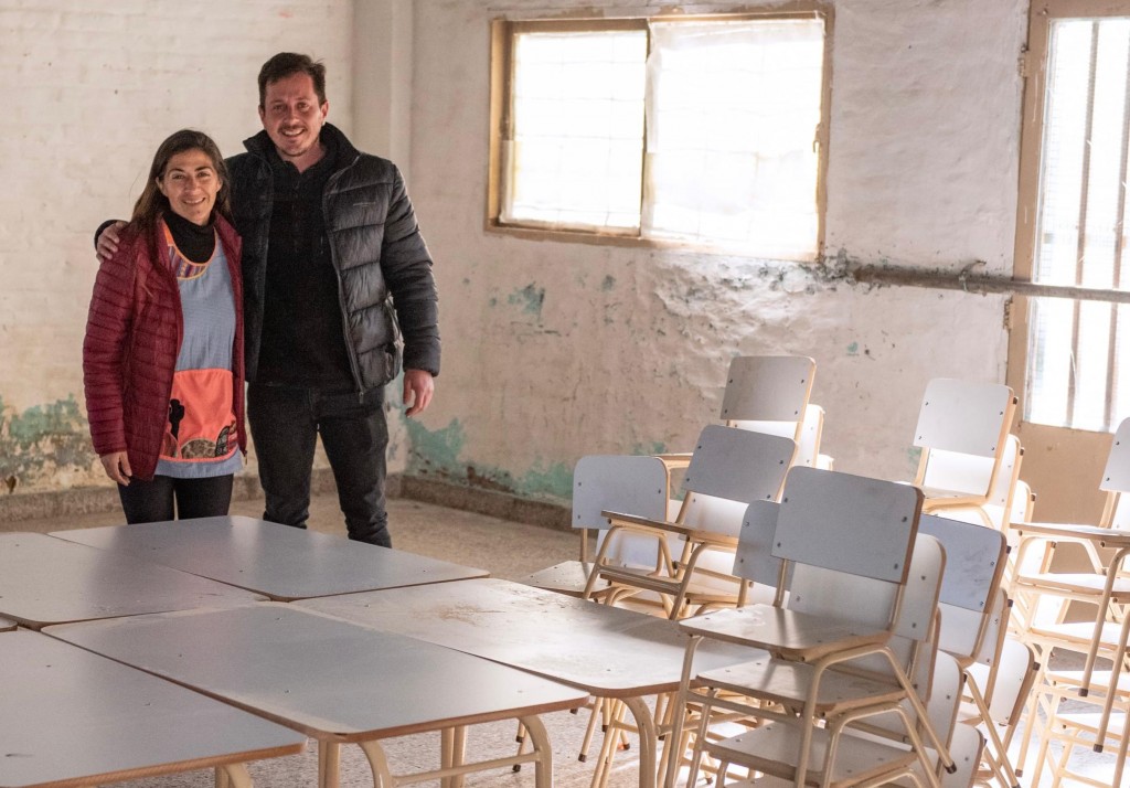 La Provincia envió mas mobiliario al jardin y la escuela primaria de San Cayetano
