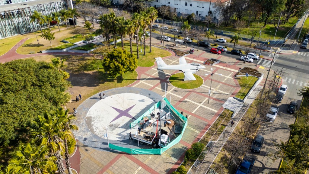 Comenzó a instalarse el mástil del Parque Urbano