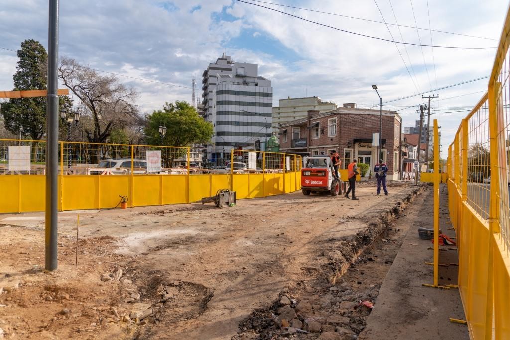 El Intendente supervisó el comienzo de la construcción de la plazoleta en Mitre y Belgrano 