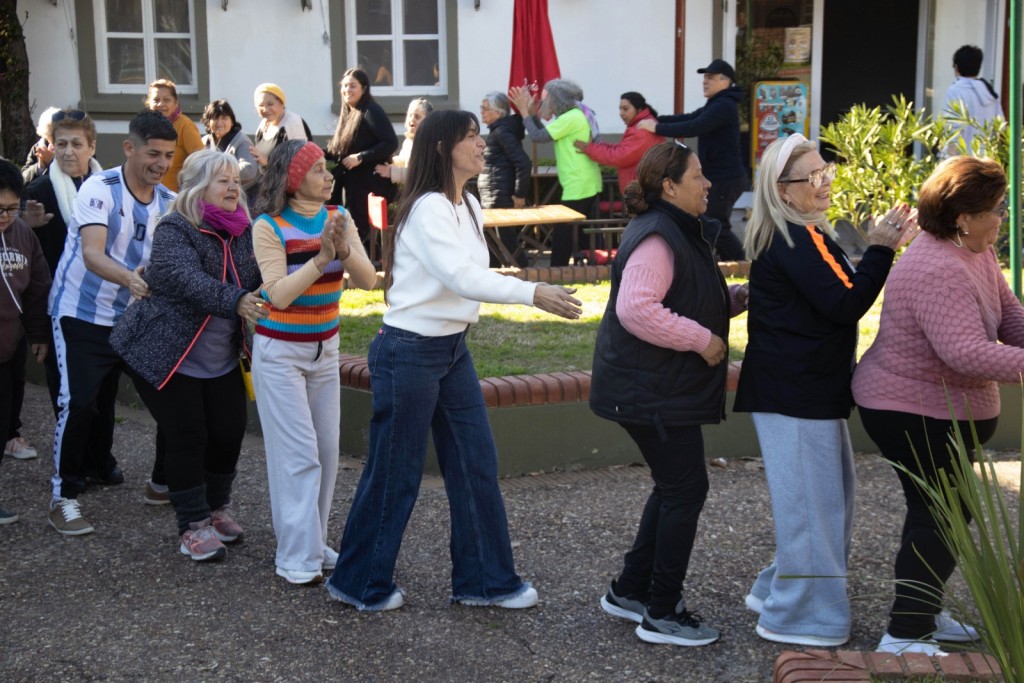Elisa Abella acompañó a los adultos mayores y personas con discapacidad en la Colonia Municipal de Invierno