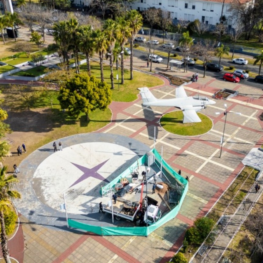 Comenzó a instalarse el mástil del Parque Urbano