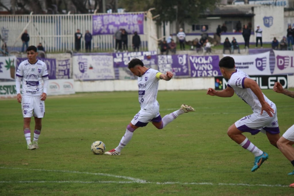 Un "golazo" de Prim para un nuevo triunfo como local
