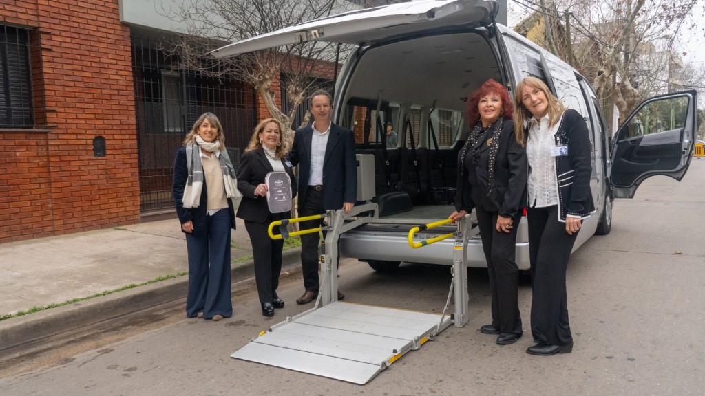 Compromiso con la inclusi&oacute;n: Toyota Argentina don&oacute; una Hiace adaptada a CERELIZA para facilitar el traslado de sus pacientes 