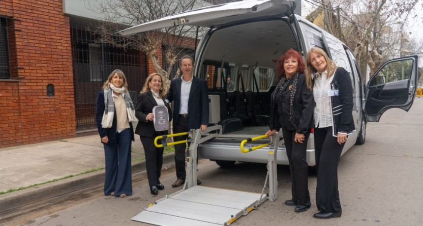 Compromiso con la inclusi&oacute;n: Toyota Argentina don&oacute; una Hiace adaptada a CERELIZA para facilitar el traslado de sus pacientes 