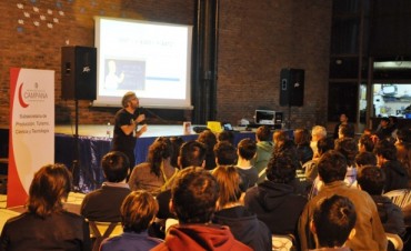Cientos de j&oacute;venes participaron de un encuentro did&aacute;ctico y entretenido con la Ciencia y Los Simpsons
