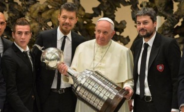 Una delegaci&oacute;n de jugadores y dirigentes del Club San Lorenzo le llevaron hoy la Copa Libertadores de Am&eacute;rica al papa Francisco