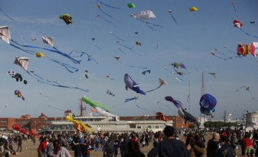 Marplatenses y turistas disfrutaron de una gran barrileteada en &ldquo;Playa Grande 12 meses&rdquo;