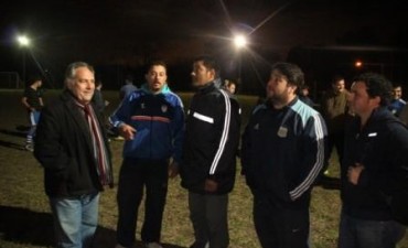 Juan Ghione inaugur&oacute; la iluminaci&oacute;n de la cancha f&uacute;tbol del Club Atl&eacute;tico Tavella.