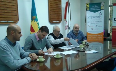 Firma convenio Cocher&iacute;a Torres &ndash; CUCEI