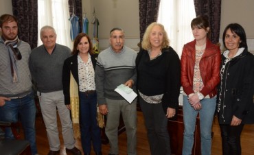 La Intendente Giroldi entreg&oacute; cerca de $ 1.000.000 para la realizaci&oacute;n del camino que conecta directamente la Ruta N&deg; 14 con el Recreo Blondeau