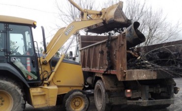 Obras y Servicios P&uacute;blicos trabaja en la limpieza de barrios de la ciudad