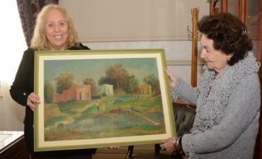 La familia del artista Ezio Mollo entreg&oacute; un obsequio a la Jefa Comunal Stella Giroldi