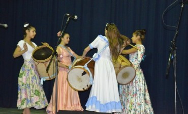 A sala llena, se present&oacute; el espect&aacute;culo folkl&oacute;rico &ldquo;El cantar de nuestra Patria&rdquo; 