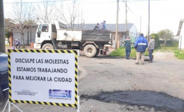 El Intendente supervis&oacute; trabajos de bacheo en el barrio D&aacute;lmine 