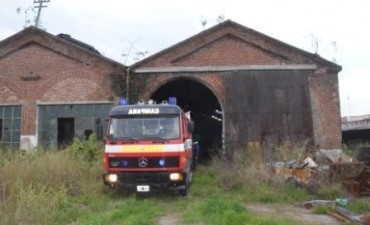 Defensa Civil intervino ante el incendio de un veh&iacute;culo en los ex galpones de los talleres ferroviarios