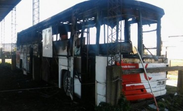 Inadaptados queman un colectivo del Municipio que iba a ser destinado a recicladores urbanos