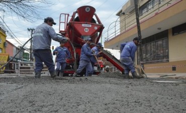 Tras la intervenci&oacute;n del Municipio, ABSA repar&oacute; el hundimiento del pavimento en Belgrano y Sarmiento 