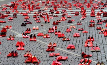Cientos de zapatos rojos contra el femicidio llegan a Buenos Aires