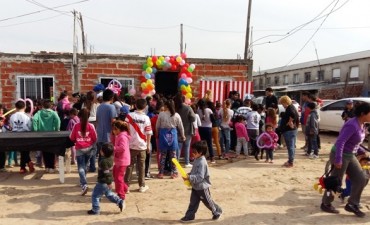 350 chicos festejaron el d&iacute;a del ni&ntilde;o en el Barrio Dignidad