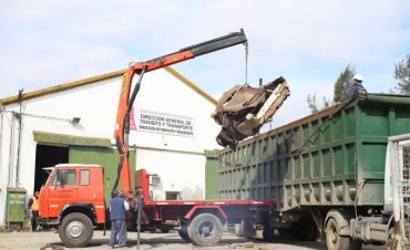 Siguen retirando la chatarra del dep&oacute;sito municipal 