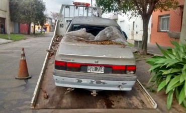 Se retir&oacute; un auto abandonado de la calle Arenales 