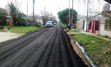 El Municipio coloca asfalto recuperado en Las Tablitas 