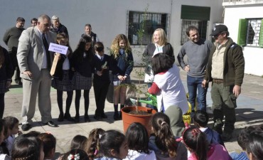 El Intendente acompa&ntilde;&oacute; a alumnos de primaria en un proyecto ambiental 
