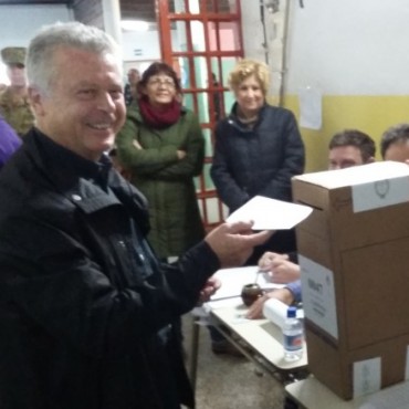 RUB�N ROMANO EL PRIMER PRECANDIDATO EN VOTAR