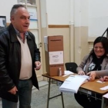 Juan Ghione emiti� su voto en la Escuela N&ordm; 16