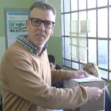 Axel Cantlon vot� en el Instituto N&ordm; 15 muy temprano
