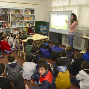 Fototeca llev&oacute; a las escuelas la historia de Campana en im&aacute;genes