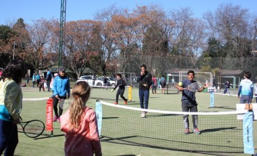 Los chicos de la Escuela Municipal de Tenis celebraron su d&iacute;a a puro deporte 