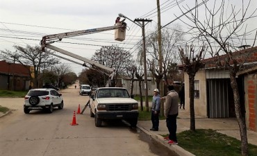 El Municipio coloca m&aacute;s luminarias en el barrio Villanueva 