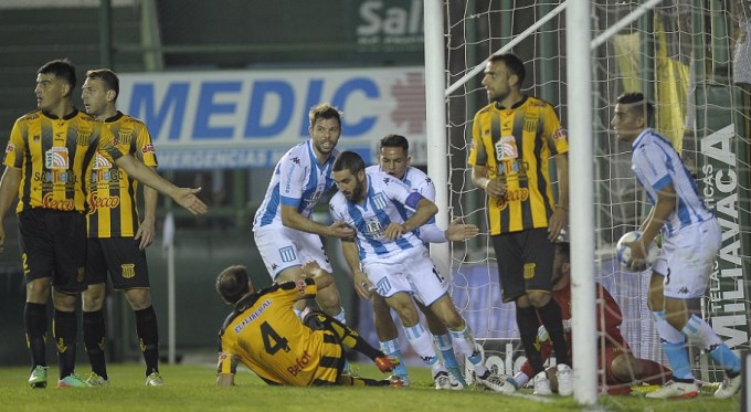Racing Club logr� darlo vuelta frente a Mitre de Santiago del Estero