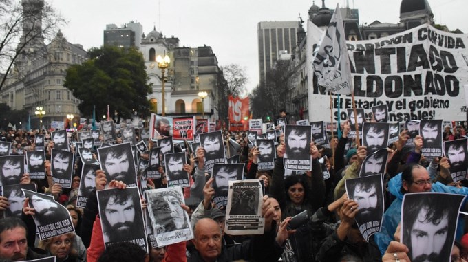 Una multitud pidi&oacute; por la aparici&oacute;n de Santiago Maldonado