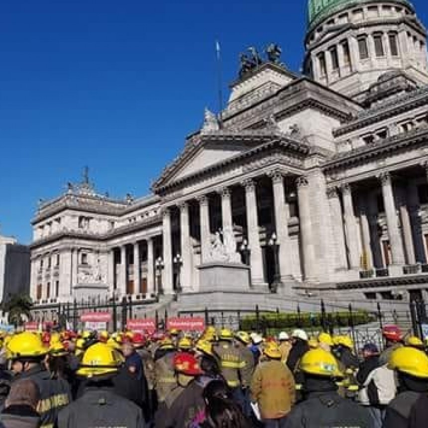 Bomberos Voluntarios de Campana participaron del reclamo frente al Congreso
