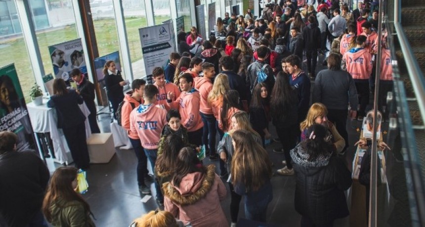 M&aacute;s de 1.000 estudiantes secundarios de Campana se asomaron a su futuro en una nueva &ldquo;Expo Joven&rdquo;