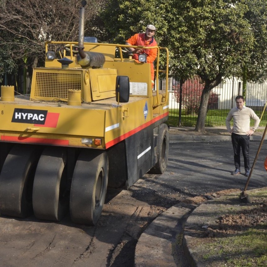 Se reasfalta la calle Gandhi del barrio Petroleros
