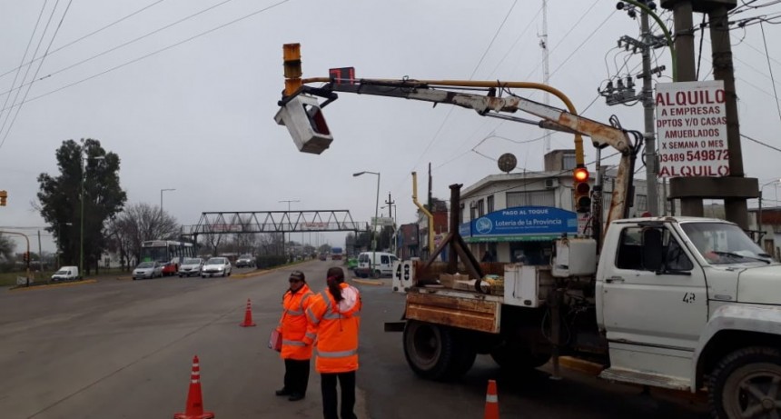 Realizan trabajos de mantenimiento de los sem&aacute;foros de la ciudad 