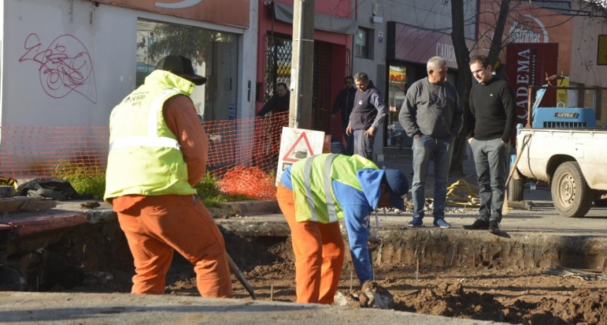 Se repara el hormig&oacute;n da&ntilde;ado de la esquina de la avenida Varela y 9 de Julio